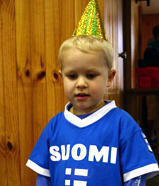 Suomikoulun päättäjäisissä pukeuduttiin Suomi-aiheisesti.