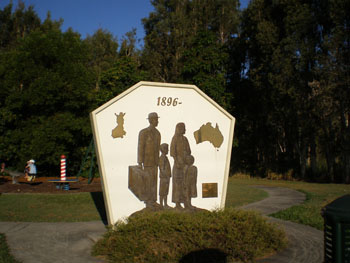 Image Suomalaisuuden Muistomerkki Bli Bli taiteilija Martti Väänänen Kiimingistä